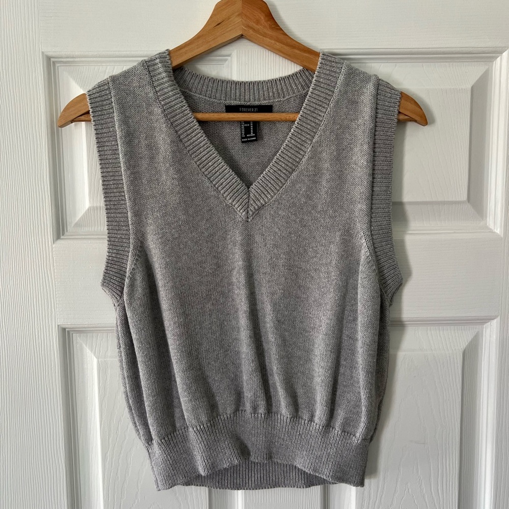 Forever 21 Light Grey V-Neck Knit Vest Medium